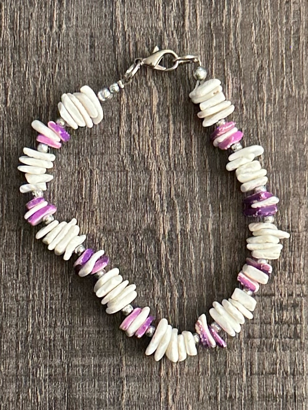 💞 White and Purple Shell Bead Bracelet
